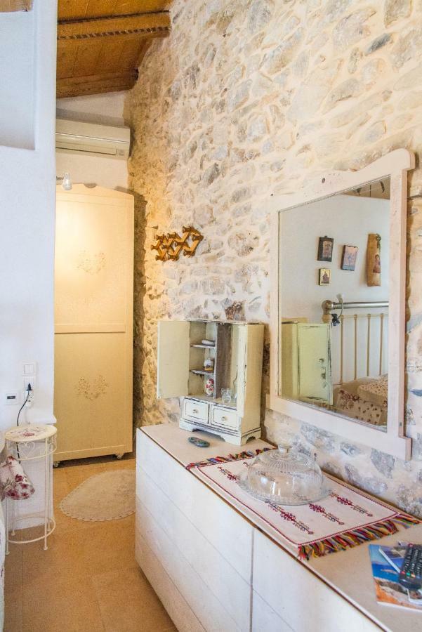 Private Studio In Historic House Lastros Ngoại thất bức ảnh